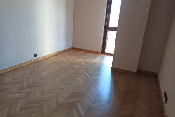 🏢 JEPET AMBIENT PER ZYRA ME QIRA – 📍TORRE DRINI | QENDRA E TIRANES🏢
