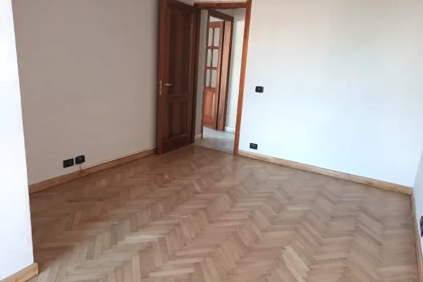🏢 JEPET AMBIENT PER ZYRA ME QIRA – 📍TORRE DRINI | QENDRA E TIRANES🏢