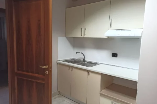 🏢 JEPET AMBIENT PER ZYRA ME QIRA – 📍TORRE DRINI | QENDRA E TIRANES🏢