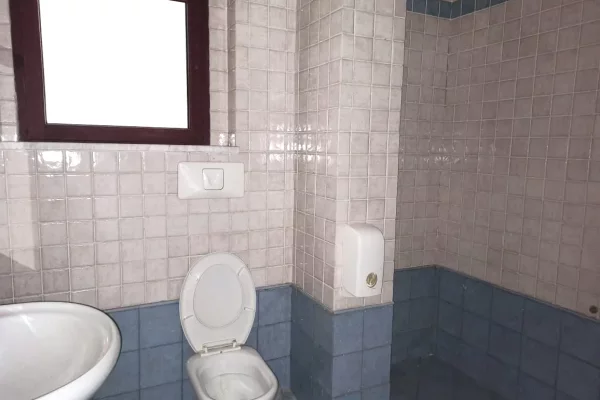 🏢 JEPET AMBIENT PER ZYRA ME QIRA – 📍TORRE DRINI | QENDRA E TIRANES🏢