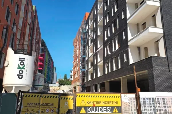 Shtepi ne shitje Apartament ne Tirane, 2+1, Mobilimi Bosh, pa mobiluar, Pagesa 290,000  Euro.