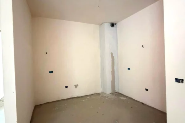 Shtepi ne shitje Apartament ne Tirane, 3+1, Mobilimi Bosh, pa mobiluar, Pagesa 2,732,000  Euro.