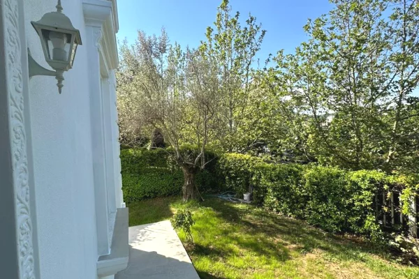 Shtepi me qera Vila Luksoze ne Tirane, 4+1, Mobilimi E mobiluar, Pagesa 220,000  Leke.
