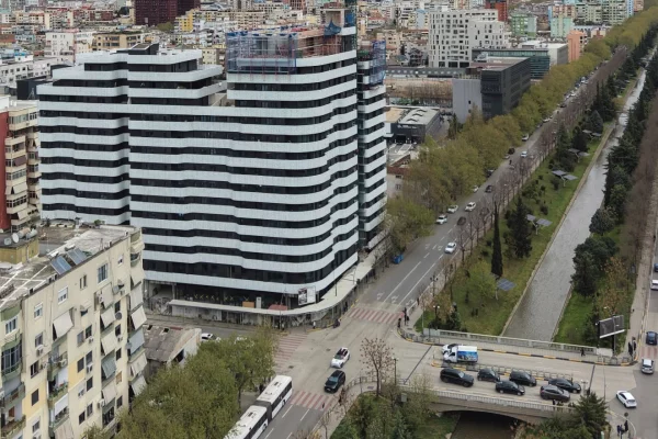 Shtepi ne shitje Apartament ne Tirane, 1+1, Mobilimi Bosh, pa mobiluar, Pagesa 190,000  Euro.
