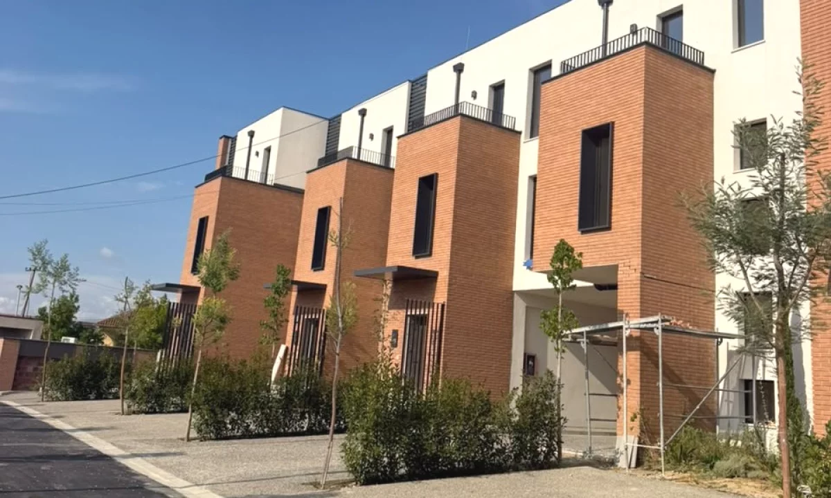 Shtepi ne shitje Duplex(shtepi me 2 kate) ne Tirane, 3+1, Mobilimi Bosh, pa mobiluar, Pagesa 6,000,000  Euro.