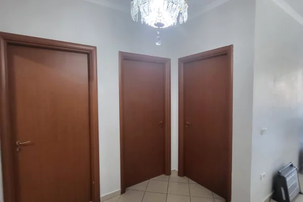 Shtepi ne shitje Apartament ne Tirane, 3+1, Mobilimi E mobiluar, Pagesa 27,500,000  Leke.