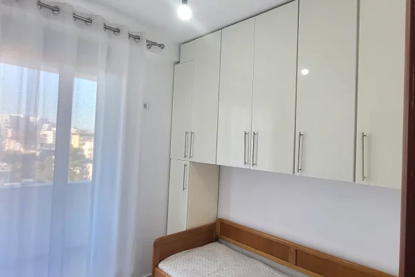 Shtepi ne shitje Apartament ne Tirane, 3+1, Mobilimi E mobiluar, Pagesa 27,500,000  Leke.