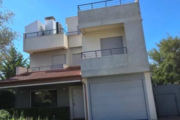 Shtepi ne shitje Apartament ne Tirane, 4+1, Mobilimi Bosh, pa mobiluar, Pagesa 900,000  Euro.