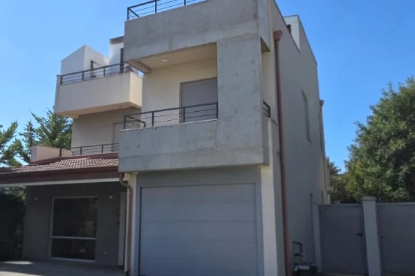 Shtepi ne shitje Apartament ne Tirane, 4+1, Mobilimi Bosh, pa mobiluar, Pagesa 900,000  Euro.