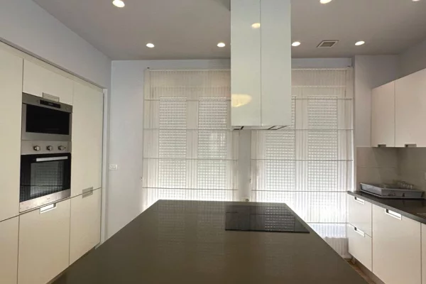 Shtepi ne shitje Vila Luksoze ne Tirane, 4+1, Mobilimi E mobiluar, Pagesa 850,000  Euro.