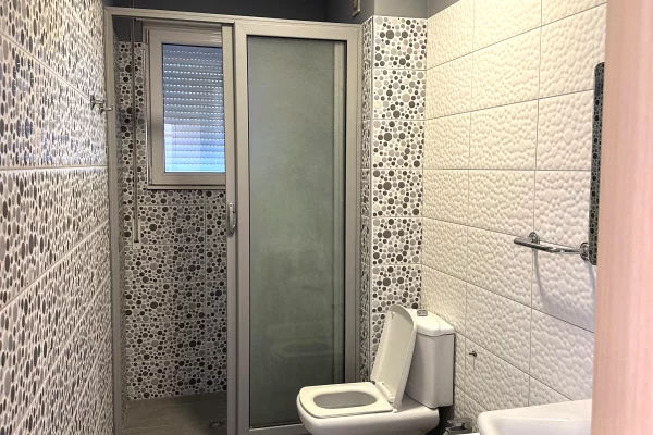 Shtepi me qera Apartament ne Tirane, 4+1, Mobilimi E mobiluar, Pagesa 1,300  Euro.
