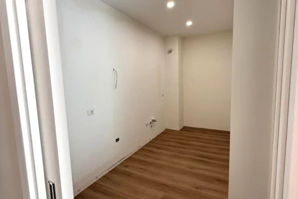 Shtepi ne shitje Apartament ne Tirane, 2+1, Mobilimi Bosh, pa mobiluar, Pagesa 355,000  Euro.