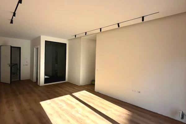 Shtepi ne shitje Apartament ne Tirane, 2+1, Mobilimi Bosh, pa mobiluar, Pagesa 355,000  Euro.