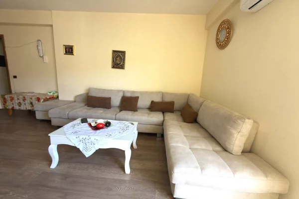 Shtepi ne shitje Apartament ne Vlore, 2+1, Mobilimi Bosh, pa mobiluar, Pagesa 165,000,000  Leke.