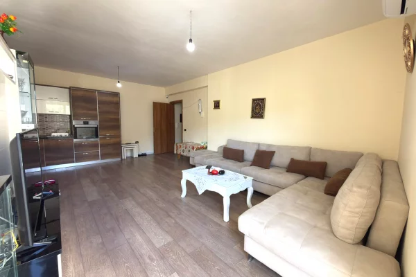Shtepi ne shitje Apartament ne Vlore, 2+1, Mobilimi Bosh, pa mobiluar, Pagesa 165,000,000  Leke.