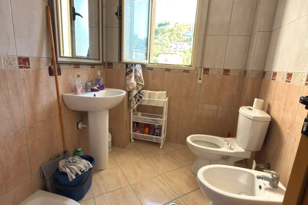 Shtepi ne shitje Apartament ne Vlore, 2+1, Mobilimi Bosh, pa mobiluar, Pagesa 165,000,000  Leke.