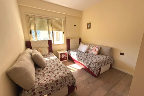 Shtepi ne shitje Apartament ne Vlore, 2+1, Mobilimi Bosh, pa mobiluar, Pagesa 165,000,000  Leke.