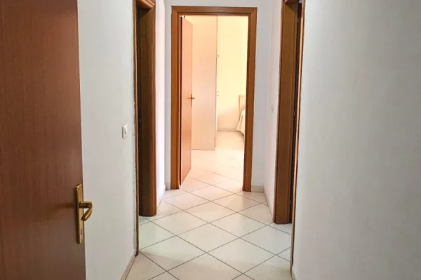 Shtepi ne shitje Apartament ne Tirane, 2+1, Mobilimi E mobiluar, Pagesa 330,000  Euro.