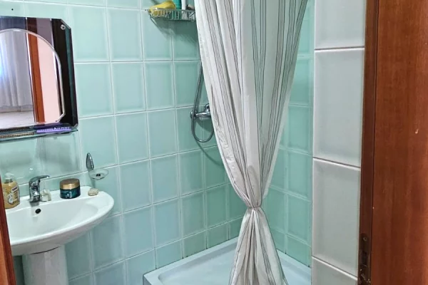 Shtepi ne shitje Apartament ne Tirane, 2+1, Mobilimi E mobiluar, Pagesa 330,000  Euro.
