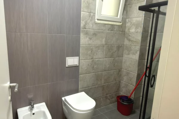 Shtepi me qera Vila Luksoze ne Tirane, 3+1, Mobilimi E mobiluar, Pagesa 2,000  Euro.