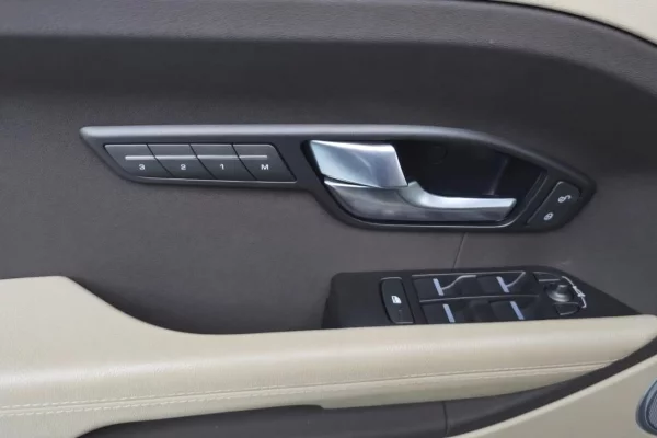 Makina ne shitje ne Tirane, Land Rover, 2015 Diesel,Kambio Automatik Pagesa 14,700  Euro.