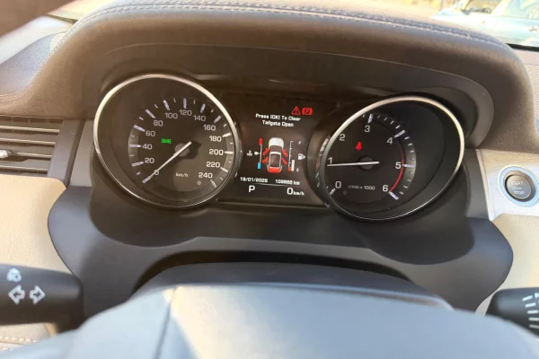 Makina ne shitje ne Tirane, Land Rover, 2015 Diesel,Kambio Automatik Pagesa 14,700  Euro.