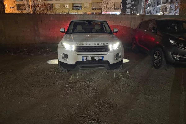 Makina ne shitje ne Tirane, Land Rover, 2015 Diesel,Kambio Automatik Pagesa 14,700  Euro.