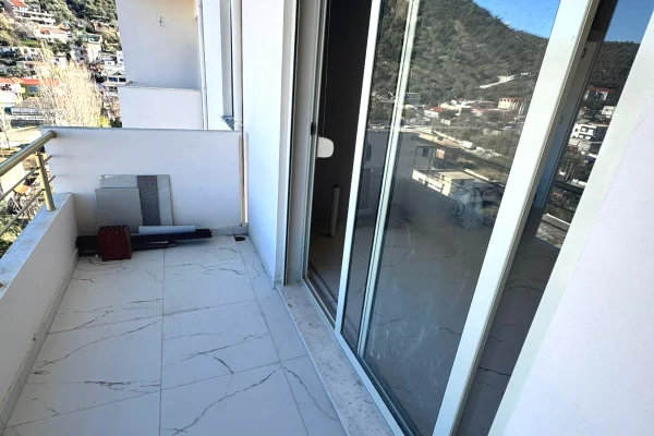 SHITET APARTAMENT 2+2 – LUNGOMARE, VLORË