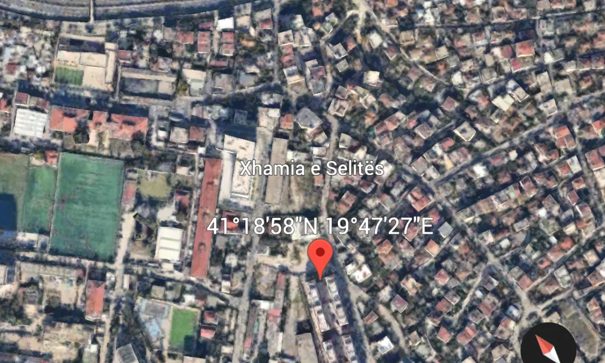 Shiten 3 poste parkimi perballe xhamise ne Selite