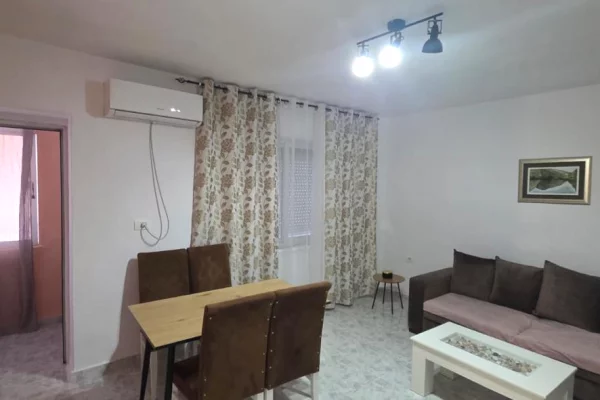 Shtepi me qera Apartament ne Tirane, 1+1, Mobilimi E mobiluar, Pagesa 45,000  Leke.