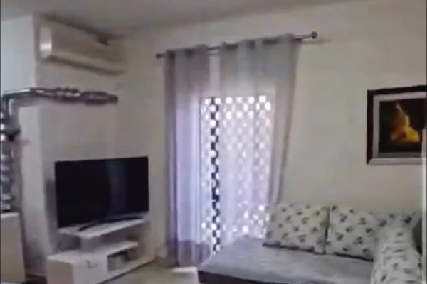 Shtepi me qera Apartament ne Tirane, 2+1, Mobilimi E mobiluar, Pagesa 600  Euro.
