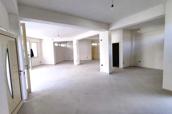 Ambient biznesi me qera 4+1 ne Tirane - 600 Euro