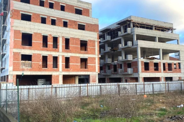 Shtepi ne shitje Apartament ne Tirane, 2+1, Mobilimi Bosh, pa mobiluar, Pagesa 88,000  Euro.