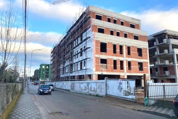 Shtepi ne shitje Apartament ne Tirane, 2+1, Mobilimi Bosh, pa mobiluar, Pagesa 88,000  Euro.