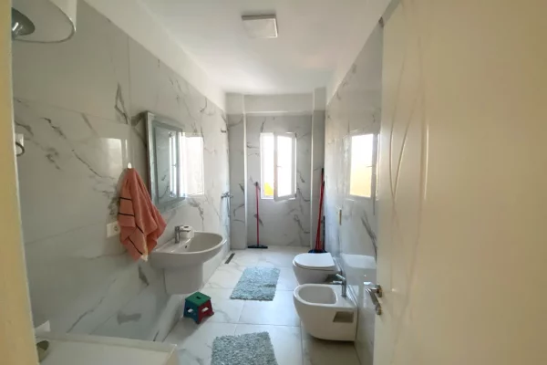 Shtepi ne shitje Apartament ne Tirane, 2+1, Mobilimi E mobiluar, Pagesa 11,500,000  Leke.