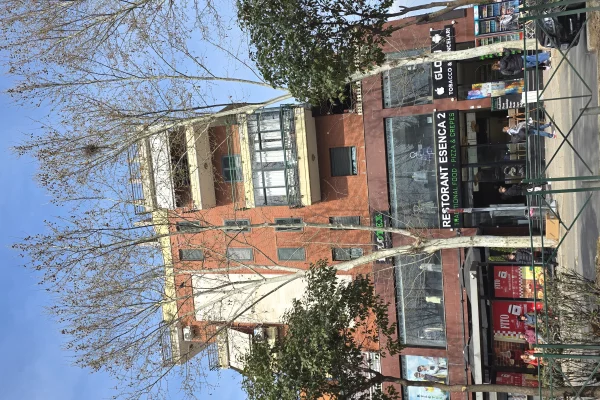 Ambiente Commerciale in Affitto 7+1 a Tirana - 2,800 Euro