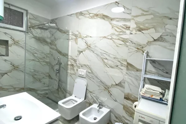 Shtepi me qera Apartament ne Tirane, 2+1, Mobilimi E mobiluar, Pagesa 600  Euro.