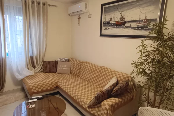 SHESIM APARTAMENT 1+1 TEK OXHAKU – 54 M² PALLAT PARAFABRIKAT, I NDRIÇUAR DHE FUNKSIONAL