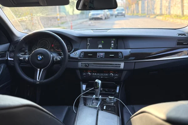 Makine me qera ne Rinas Tirane BMW Seria 5 – Automat | 2.0 Nafte Duke Nisur Nga 50 Euro Dita