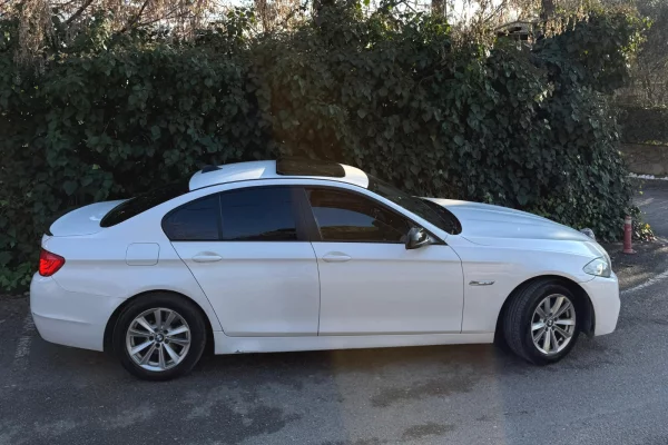 Makine me qera ne Rinas Tirane BMW Seria 5 – Automat | 2.0 Nafte Duke Nisur Nga 50 Euro Dita