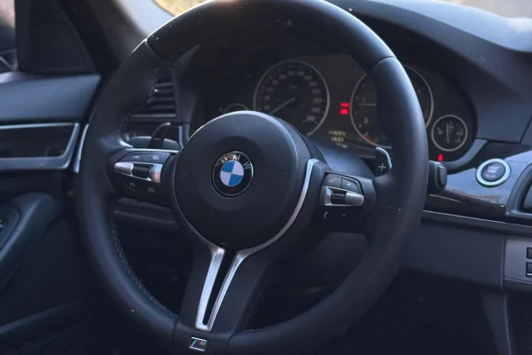 Makine me qera ne Rinas Tirane BMW Seria 5 – Automat | 2.0 Nafte Duke Nisur Nga 50 Euro Dita