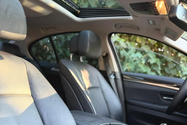 Makine me qera ne Rinas Tirane BMW Seria 5 – Automat | 2.0 Nafte Duke Nisur Nga 50 Euro Dita