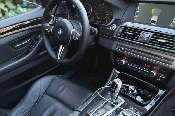 Makine me qera ne Rinas Tirane BMW Seria 5 – Automat | 2.0 Nafte Duke Nisur Nga 50 Euro Dita