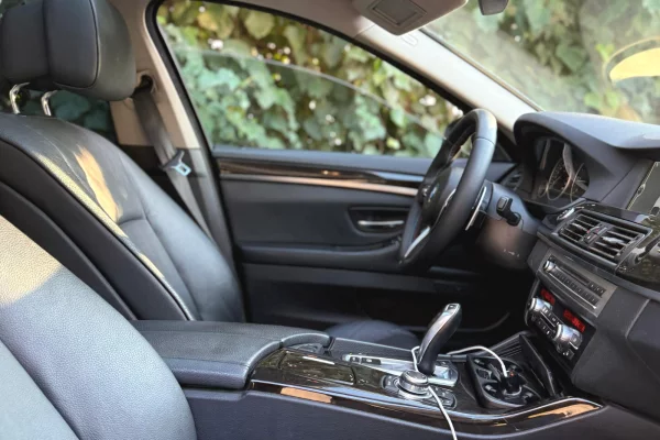 Makine me qera ne Rinas Tirane BMW Seria 5 – Automat | 2.0 Nafte Duke Nisur Nga 50 Euro Dita