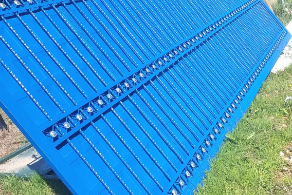 Shitet porte oborri metalike e madhe 