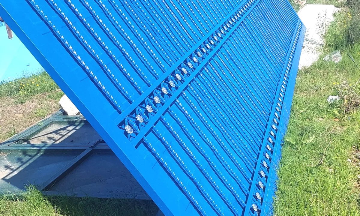 Shitet porte oborri metalike e madhe 