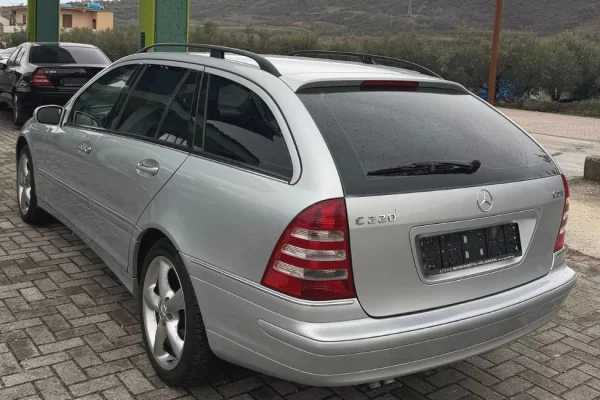 Auto in Vendita a Fier, Mercedes-Benz, 2007 Diesel,Kambio Manual Pagamento 4,000  Euro.