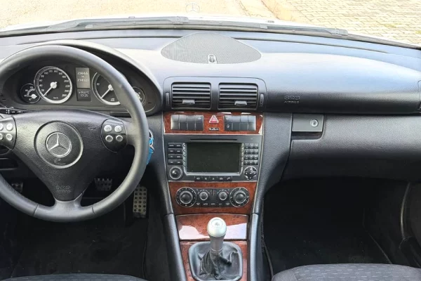 Auto in Vendita a Fier, Mercedes-Benz, 2007 Diesel,Kambio Manual Pagamento 4,000  Euro.