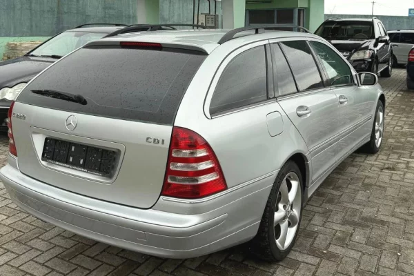 Auto in Vendita a Fier, Mercedes-Benz, 2007 Diesel,Kambio Manual Pagamento 4,000  Euro.