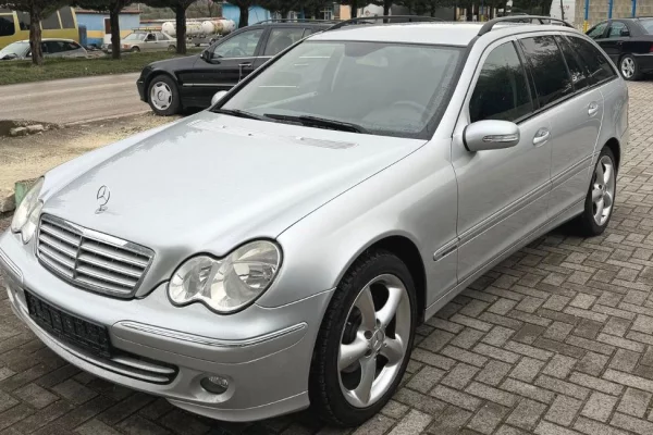 Auto in Vendita a Fier, Mercedes-Benz, 2007 Diesel,Kambio Manual Pagamento 4,000  Euro.